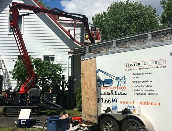 La peinture sur revêtement d'aluminium nécessite une préparation appropriée pour assurer une adhérence durable et un résultat esthétique. Voici quelques étapes générales à suivre pour peindre sur un revêtement d'aluminium : Nettoyage : Assurez-vous que la surface est propre et exempte de saleté, de graisse ou d'autres contaminants. Utilisez un détergent doux et de l'eau pour nettoyer la surface, puis rincez abondamment. Décapage : Si la surface est déjà peinte, il peut être nécessaire de la décaper pour assurer une adhérence optimale. Utilisez un décapant de peinture approprié selon les recommandations du fabricant. Ponçage : Pour améliorer l'adhérence de la peinture, poncez légèrement la surface avec du papier de verre fin. Cela aide à créer une surface rugueuse pour que la peinture puisse mieux adhérer. Primaire : Appliquez un apprêt (primaire) spécialement conçu pour l'aluminium. L'apprêt aide à sceller la surface et à fournir une base adhérente pour la peinture. Peinture : Choisissez une peinture de qualité adaptée à l'aluminium. Les peintures émaillées ou les peintures en aérosol conçues pour les métaux peuvent être de bonnes options. Assurez-vous de suivre les instructions du fabricant pour l'application de la peinture. Application : Utilisez un pinceau, un rouleau ou un pistolet à peinture pour appliquer la peinture de manière uniforme. Assurez-vous de respecter le temps de séchage entre les couches, et appliquez autant de couches que nécessaire pour obtenir la couleur et la finition souhaitées. Scellement : Une fois que la peinture est complètement sèche, vous pouvez envisager d'appliquer un scellant pour protéger la surface et améliorer la durabilité de la peinture. Entretien : Pour maintenir l'aspect de la peinture sur l'aluminium, évitez les nettoyants abrasifs et utilisez des produits de nettoyage doux. Un entretien régulier contribuera à prolonger la durée de vie de la peinture. Il est essentiel de noter que les étapes spécifiques peuvent varier en fonction du type de revêtement d'aluminium, de la peinture choisie et des conditions environnementales.