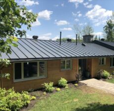 Peindre une toiture en tôle peut être une bonne façon de protéger le matériau contre la corrosion, d'améliorer l'esthétique de votre maison et de prolonger sa durée de vie.