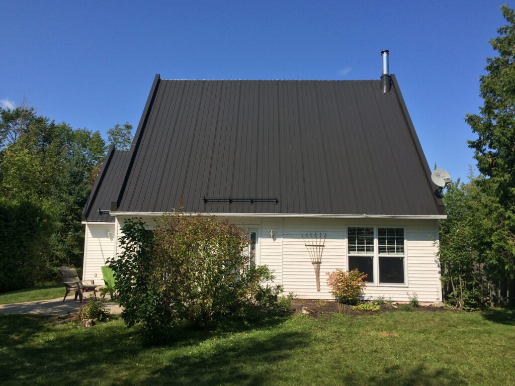 Peindre une toiture en tôle peut être une bonne façon de protéger le matériau contre la corrosion, d'améliorer l'esthétique de votre maison et de prolonger sa durée de vie.