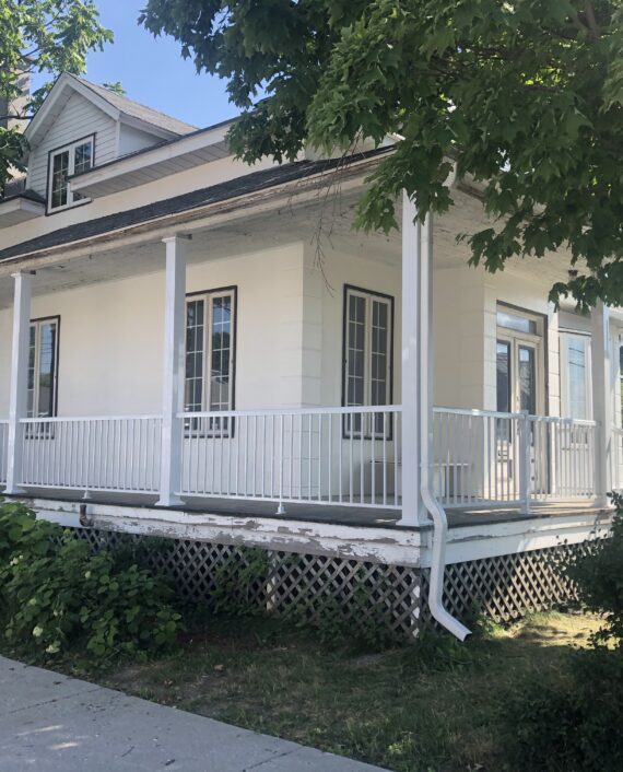 Le métier de peintre en bâtiment sur crépi consiste à appliquer de la peinture sur des surfaces extérieures recouvertes de crépi. Le crépi est un enduit utilisé pour recouvrir et décorer les façades des bâtiments. Le peintre en bâtiment sur crépi joue un rôle crucial dans la préservation et l'esthétique des structures