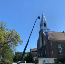 Peindre une toiture en tôle commerciale peut être une excellente idée pour améliorer l'esthétique du bâtiment, protéger la tôle contre la corrosion et prolonger sa durée de vie. Voici quelques étapes générales que vous pouvez suivre pour peindre une toiture en tôle commerciale