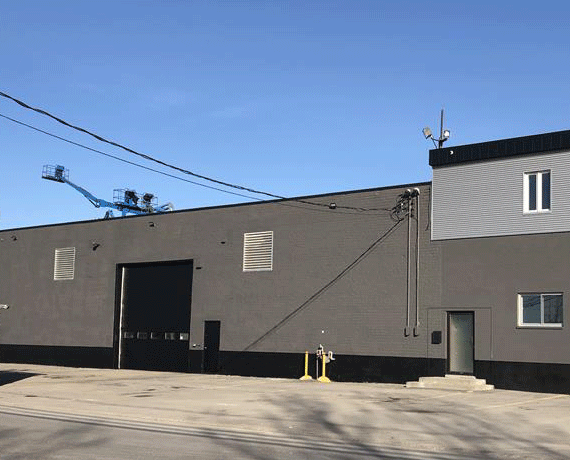 La peinture extérieure commerciale se réfère à la peinture appliquée à l'extérieur de bâtiments commerciaux tels que des bureaux, des magasins, des restaurants, des hôtels et d'autres espaces destinés à un usage commercial. Ce type de peinture est conçu pour répondre aux besoins spécifiques des environnements commerciaux, qui peuvent différer de ceux des espaces résidentiels. Voici quelques aspects importants à considérer lors de la peinture intérieure commerciale :Durabilité, Nettoyable, Apparence professionnelle, Réglementations et normes,