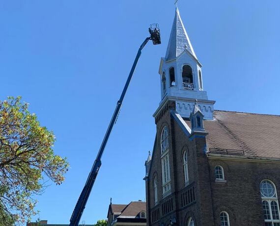 Peindre une toiture en tôle commerciale peut être une excellente idée pour améliorer l'esthétique du bâtiment, protéger la tôle contre la corrosion et prolonger sa durée de vie. Voici quelques étapes générales que vous pouvez suivre pour peindre une toiture en tôle commerciale