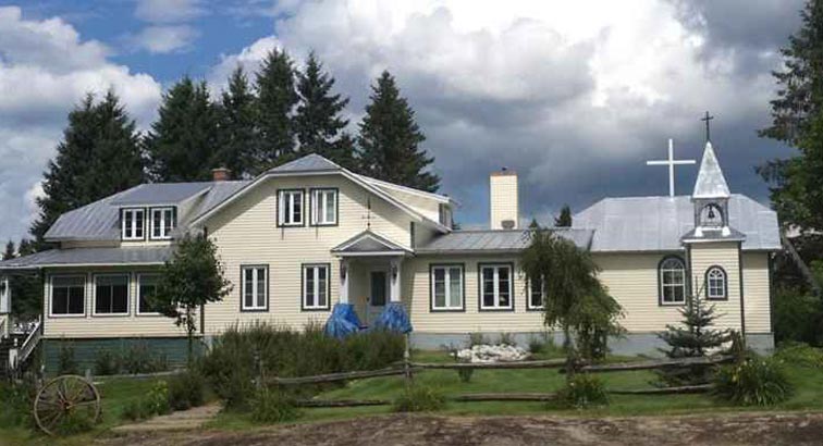 Peindre une toiture en tôle résidentiel peut être une excellente idée pour améliorer l'esthétique du bâtiment, protéger la tôle contre la corrosion et prolonger sa durée de vie.
