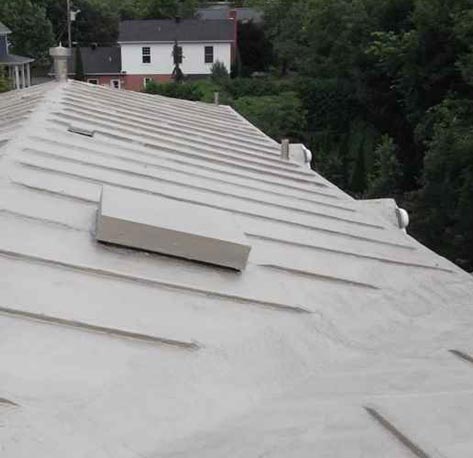 Peindre une toiture en tôle commerciale peut être une excellente idée pour améliorer l'esthétique du bâtiment, protéger la tôle contre la corrosion et prolonger sa durée de vie. Voici quelques étapes générales que vous pouvez suivre pour peindre une toiture en tôle commerciale
