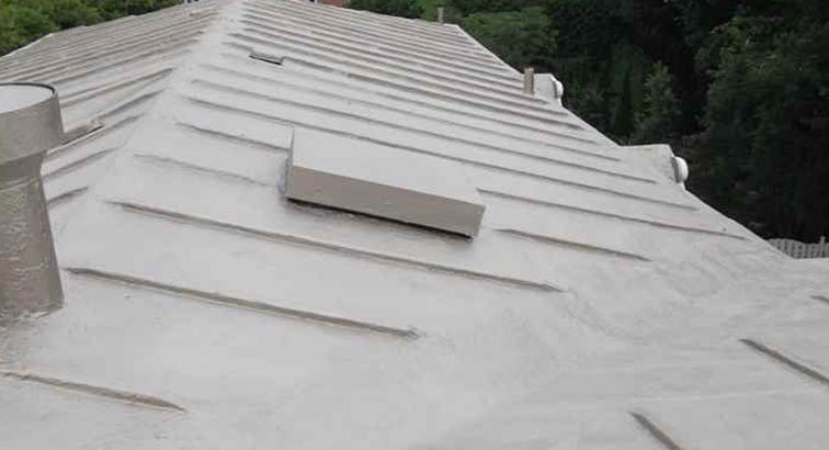 Peindre une toiture en tôle résidentiel peut être une excellente idée pour améliorer l'esthétique du bâtiment, protéger la tôle contre la corrosion et prolonger sa durée de vie.