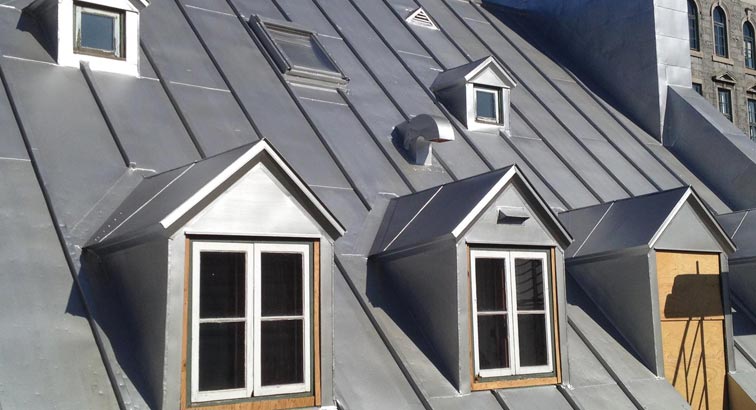 Peindre une toiture en tôle commerciale peut être une excellente idée pour améliorer l'esthétique du bâtiment, protéger la tôle contre la corrosion et prolonger sa durée de vie. Voici quelques étapes générales que vous pouvez suivre pour peindre une toiture en tôle commerciale