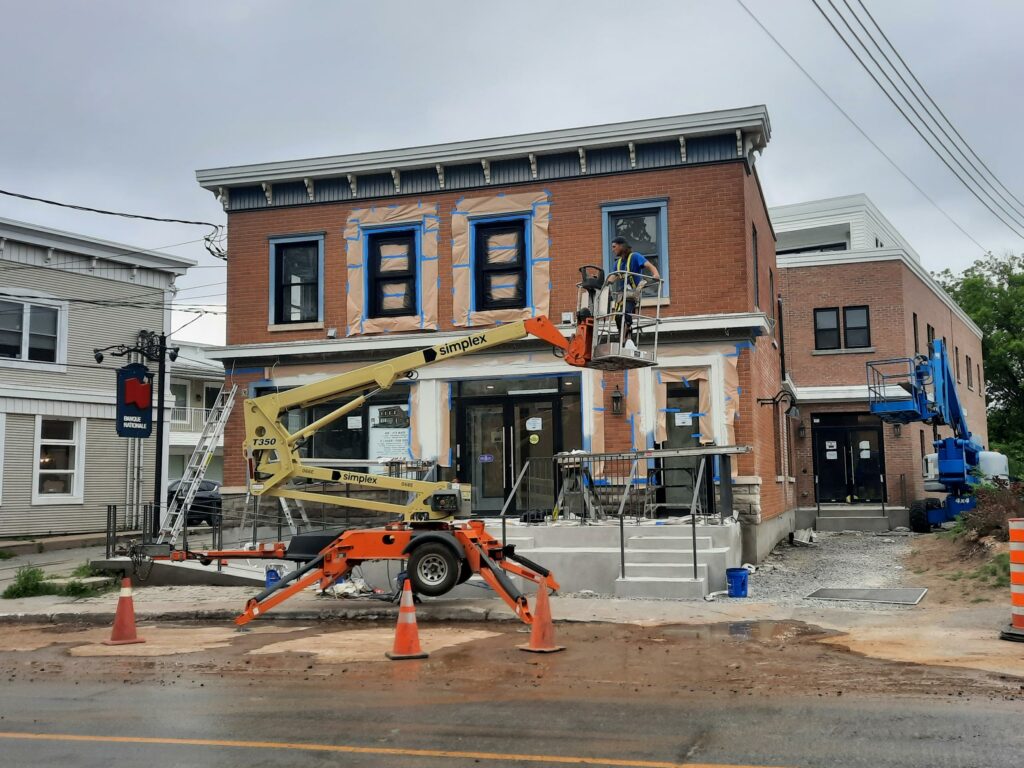 l'apparence de votre espace commercial avec notre service de peinture professionnelle pour portes et fenêtres. Nos experts en peinture apportent une touche esthétique et durable à votre entreprise, améliorant l'attrait visuel tout en assurant une protection longue durée. Choisissez parmi notre gamme de couleurs et de finitions pour personnaliser l'aspect de vos portes et fenêtres, créant ainsi une première impression mémorable pour vos clients. Contactez-nous dès aujourd'hui pour une consultation gratuite et découvrez comment notre expertise en peinture peut revitaliser votre espace commercial.