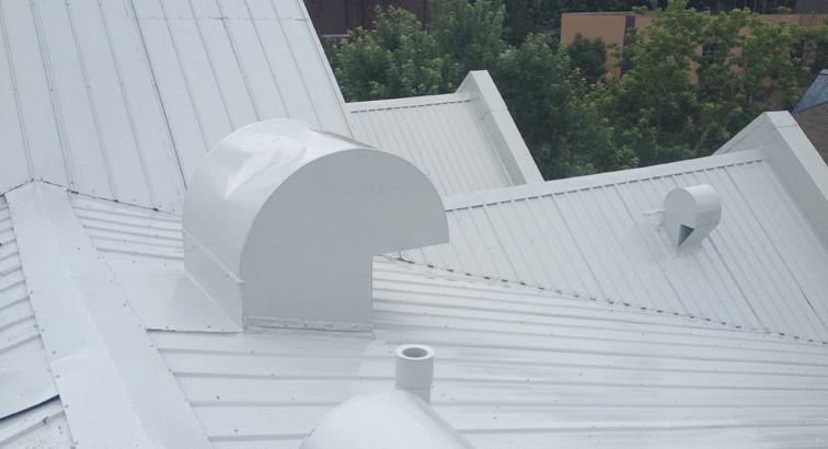 Peinture de toiture commerciale, voici quelques points à considérer : Matériaux de toiture : Certains matériaux de toiture ne nécessitent pas de peinture, tandis que d'autres peuvent bénéficier d'une couche de peinture protectrice. Les toitures en métal, par exemple, peuvent être peintes pour améliorer leur durabilité et leur apparence. Avantages de la peinture de toiture : La peinture de toiture commerciale peut offrir des avantages tels que la protection contre les intempéries, les rayons UV et l'amélioration de l'efficacité énergétique en réfléchissant la lumière du soleil. Choix de la peinture : Il est important de choisir une peinture spécialement conçue pour les toitures. Ces peintures sont souvent formulées pour résister aux conditions extérieures, aux rayons UV et aux variations de température. Préparation de la surface : Avant d'appliquer la peinture, la surface de la toiture doit être correctement nettoyée et préparée. Cela peut impliquer le nettoyage des débris, le traitement des moisissures ou des champignons, et la réparation des dommages. Professionnels de la peinture de toiture : Si vous envisagez de peindre la toiture de votre bâtiment commercial, il est recommandé de faire appel à des professionnels qualifiés. Ils auront l'expérience et les compétences nécessaires pour assurer un travail de qualité et pour choisir les produits appropriés.