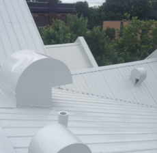 Peinture de toiture commerciale, voici quelques points à considérer : Matériaux de toiture : Certains matériaux de toiture ne nécessitent pas de peinture, tandis que d'autres peuvent bénéficier d'une couche de peinture protectrice. Les toitures en métal, par exemple, peuvent être peintes pour améliorer leur durabilité et leur apparence. Avantages de la peinture de toiture : La peinture de toiture commerciale peut offrir des avantages tels que la protection contre les intempéries, les rayons UV et l'amélioration de l'efficacité énergétique en réfléchissant la lumière du soleil. Choix de la peinture : Il est important de choisir une peinture spécialement conçue pour les toitures. Ces peintures sont souvent formulées pour résister aux conditions extérieures, aux rayons UV et aux variations de température. Préparation de la surface : Avant d'appliquer la peinture, la surface de la toiture doit être correctement nettoyée et préparée. Cela peut impliquer le nettoyage des débris, le traitement des moisissures ou des champignons, et la réparation des dommages. Professionnels de la peinture de toiture : Si vous envisagez de peindre la toiture de votre bâtiment commercial, il est recommandé de faire appel à des professionnels qualifiés. Ils auront l'expérience et les compétences nécessaires pour assurer un travail de qualité et pour choisir les produits appropriés.