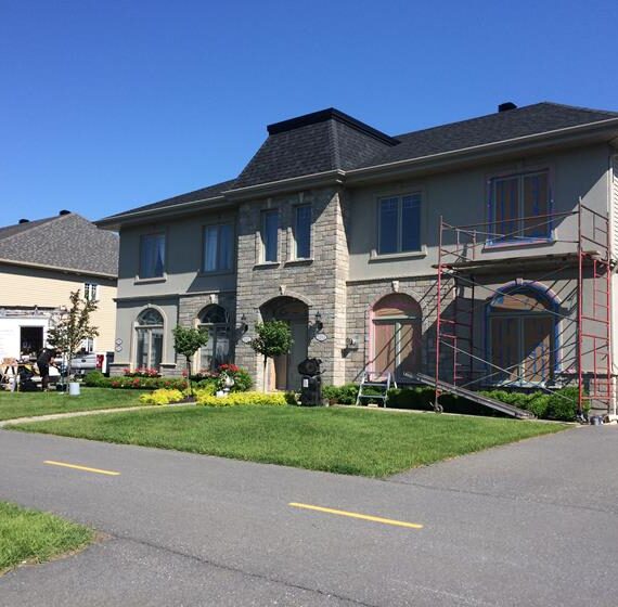 peinture extérieure sur des fenêtres et portes