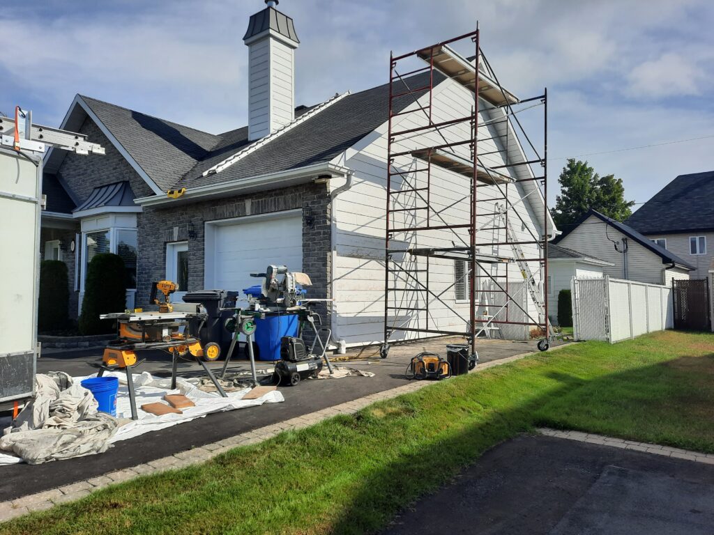 Peindre sur l'aluminium extérieur peut être réalisé avec succès en suivant quelques étapes importantes pour assurer une adhérence optimale et une durabilité de la peinture