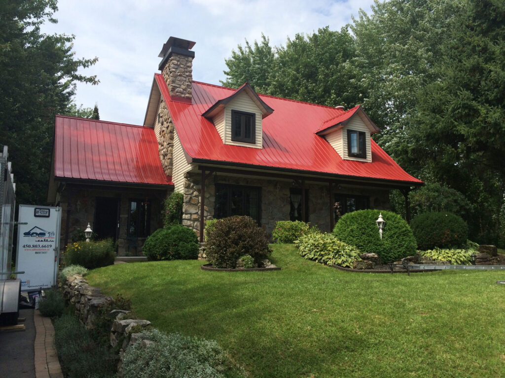 Peinture résidentielle sur une toiture de tôle d'une maison à Montréal