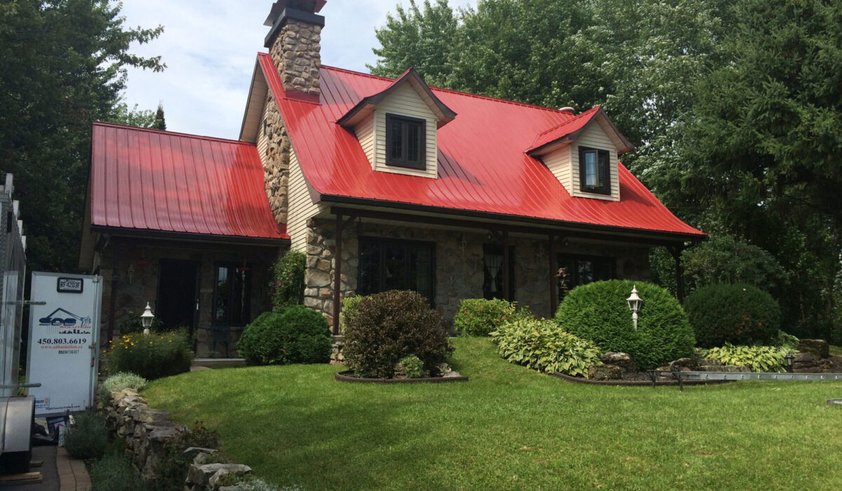 Peinture résidentielle sur une toiture de tôle d'une maison à Montréal