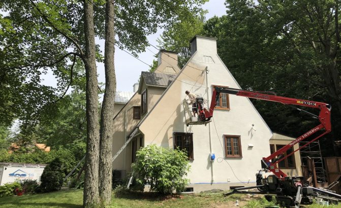 Le métier de peintre en bâtiment sur crépi consiste à appliquer de la peinture sur des surfaces extérieures recouvertes de crépi. Le crépi est un enduit utilisé pour recouvrir et décorer les façades des bâtiments. Le peintre en bâtiment sur crépi joue un rôle crucial dans la préservation et l'esthétique des structures